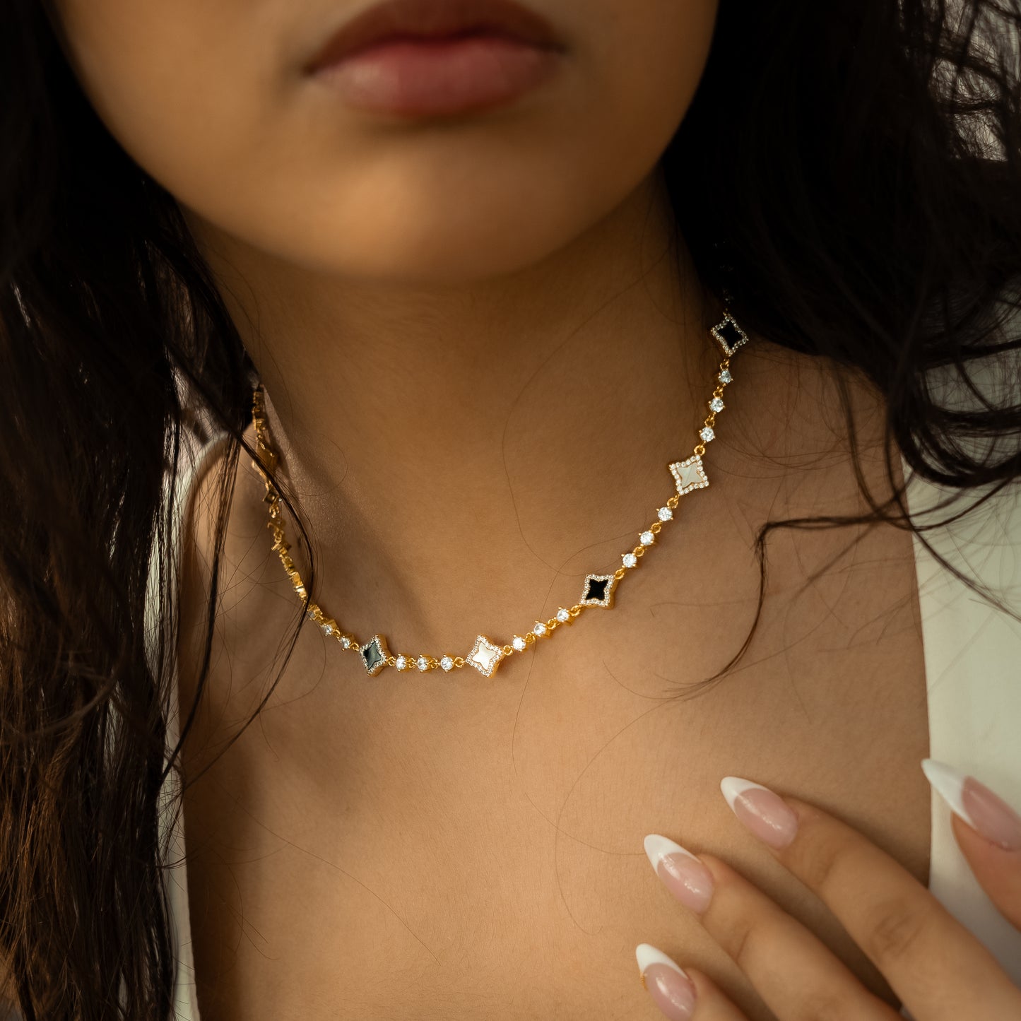 Chaîne Flower Tennis Dorée - Motif Blanc & Noir