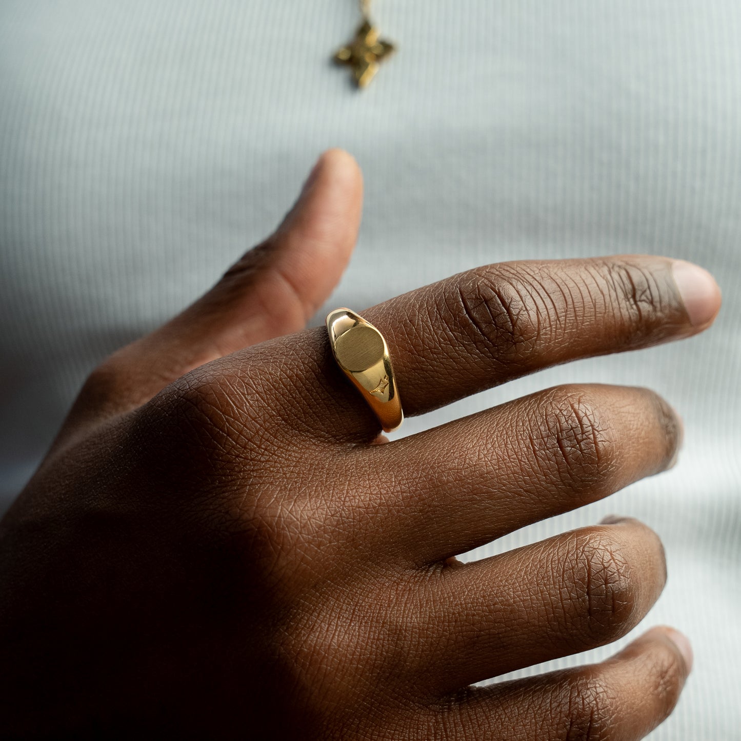 Round golden ring signet